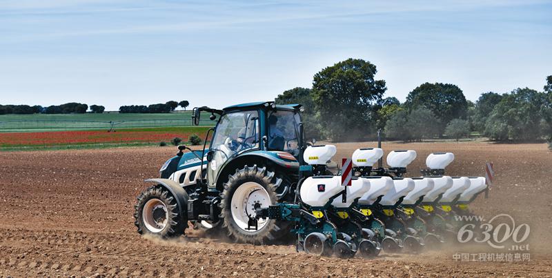 9、阿波斯拖拉机牵引农机具进行播种作业.jpg