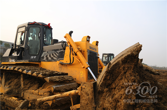 山推16L推土机施工作业