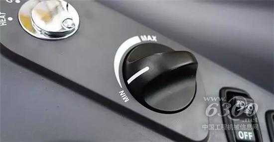 柳工906D挖掘机采用油门拉杆