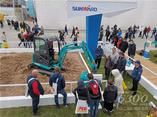 　　4月8日到14日三年一届的世界工程机械盛会“德国宝马展”在素有工程机械之巅之称的德国开幕，山河智能携微小型挖掘机、中型挖掘机、滑移装载机、旋挖钻机、潜孔钻机、伸缩臂履带式起重机等精品闪耀宝马展。