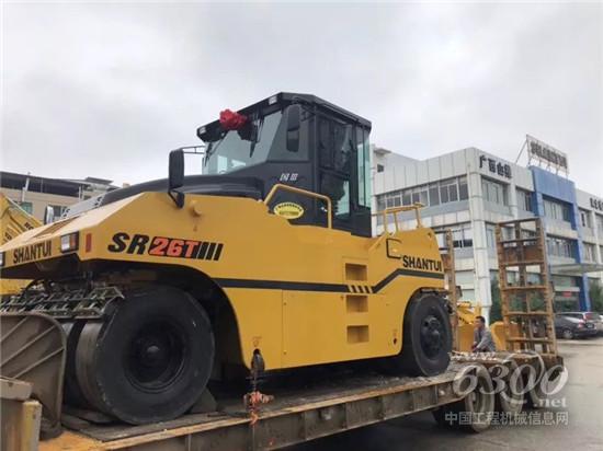 山推SR26T-3型轮胎压路机交付客户
