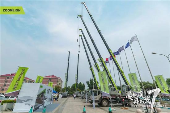 7月4日,以“凌绝顶 再出发”为主题的中联重科工程起重机公司七大新品发布会在山东省青岛市隆重举行。中联重科助理总裁兼工程起重机公司总经理罗凯,工程起重机公司销售总监唐启辉等领导以及来自山东各区域的近400位客户参与此次发布会,近距离地感受中联重科的文化及新产品的魅力。