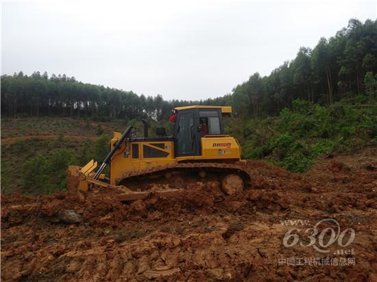 山推钢铁巨兽助力高速公路施工