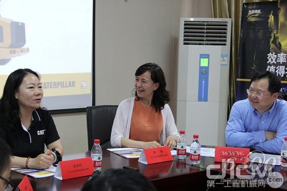 专为Cat 950 GC装载机而筹备的媒体体验会在卡特彼勒(青州)有限公司举行,张金玲女士(左)、李梅女士(中)、田世明先生(右)
