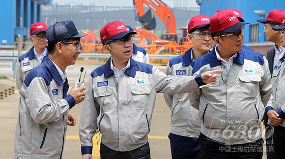 朴廷原会长叮嘱务必注重<a href=//product.d1cm.com/wajueji/ target=_blank>挖掘机</a>和<a href=//product.d1cm.com/zhuangzaiji/ target=_blank>装载机</a>的质量