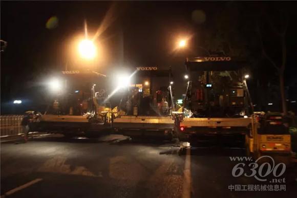 三台沃尔沃ABG8820<a href=//product.d1cm.com/liqingtanpuji/ target=_blank>摊铺机</a>作业施工