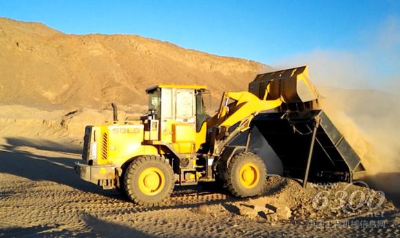 山东<a href=//product.d1cm.com/brand/sdlg/ target=_blank>临工</a>LG936L在沙漠金矿中进行上筛作业