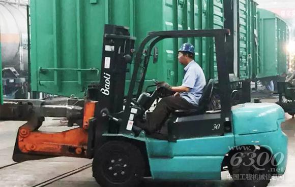 宝骊<a href=//product.d1cm.com/chache/ target=_blank>叉车</a>为天津车辆段车门整形