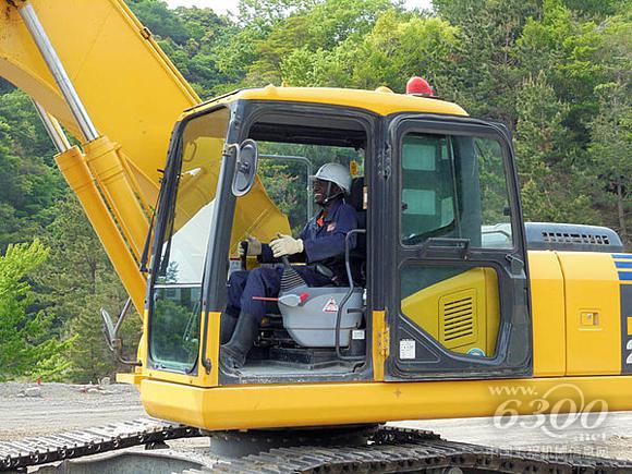 在日本小松技术发展中心接受培训的利比里亚学员