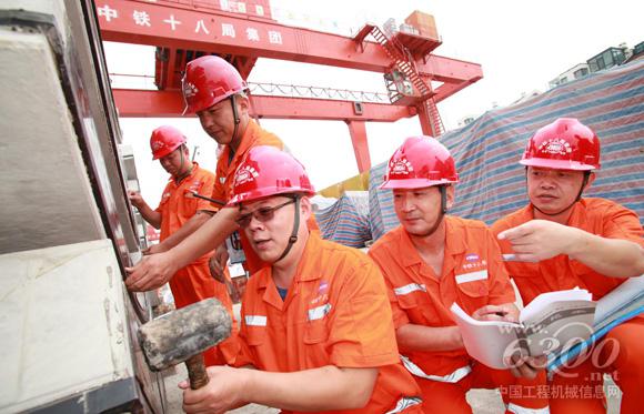 中国铁建十八局集团隧道公司青岛地铁项目经理施红忠、书记段文明、副经理高振宅、张明东,总工胡贤辉、副总工张华桥在现场办公