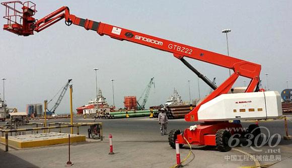 图为沙特ARAMCO工作人员在对设备进行测试，使用前对设备的检查，是对使用者的责任，作为设备管理部必须要对设备定期进行检查，以保证设备的高效运转。