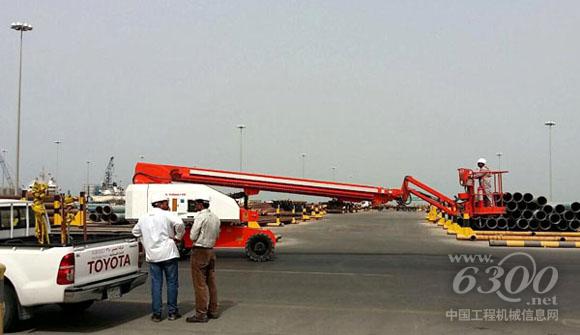 图为使用者开车去现场进行施工，我们高空作业平台主要是对他们港口机械的检查与维护，保障港口设备高效率工作。