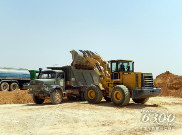 正在伊朗港口铲装沙土作业的<a href=//product.d1cm.com/brand/lovol/ target=_blank>雷沃</a><a href=//product.d1cm.com/zhuangzaiji/ target=_blank>装载机</a>