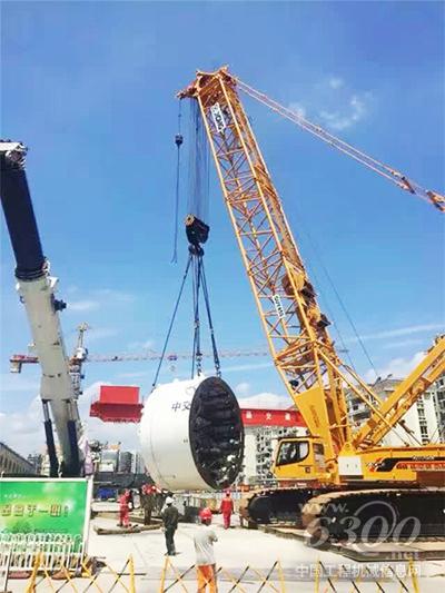 徐工400吨级<a href=//product.d1cm.com/lvdaidiao/ target=_blank>履带吊</a>与盾构机完美结合