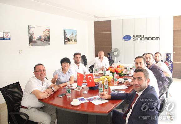 土耳其客户团与<a href=//product.d1cm.com/brand/xingbang/ target=_blank>星邦</a>重工总经理许红霞亲切交谈