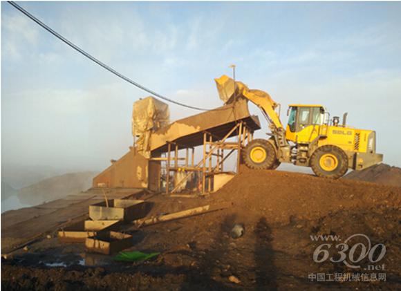 山东临工LG956L<a href=//product.d1cm.com/zhuangzaiji/ target=_blank>装载机</a>在金矿工作
