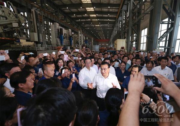 2015年9月23日，李克强在河南考察洛阳<a href=//news.d1cm.com/product target=_blank>矿山机械</a>厂