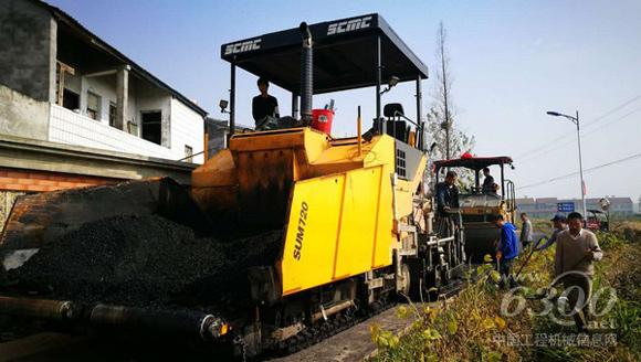 陕建机械SUM720<a href=//product.d1cm.com/liqingtanpuji/ target=_blank>摊铺机</a>支援襄阳新农村建设