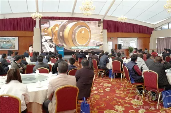 会场客户观看G一代起重机产品<a href=//video.d1cm.com target=_blank>视频</a>