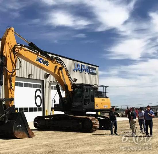 加拿大埃德蒙顿市政府人员参观展出的挖机