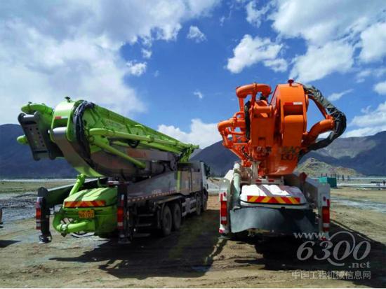 中联重科56米4.0高精高效泵车(图左)现身“世界屋脊”