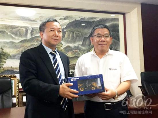 柳工集团董事长曾光安先生(右)向利得集团董事长李兴春博士赠送纪念品