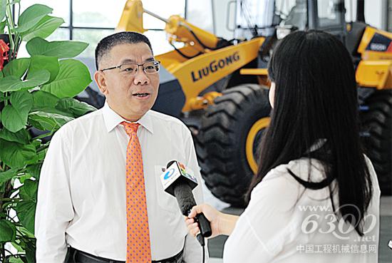 曾光安(左)在柳工全球研发中心