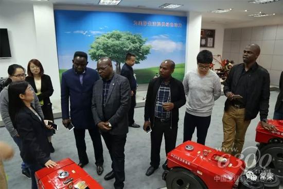 津巴布韦贵宾一行参观公司产品陈列室