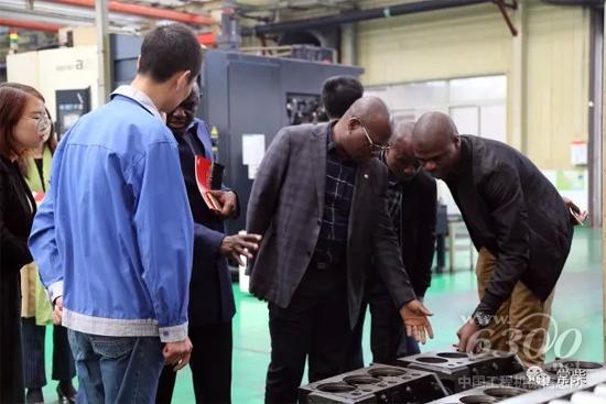 津巴布韦贵宾一行参观公司试制车间