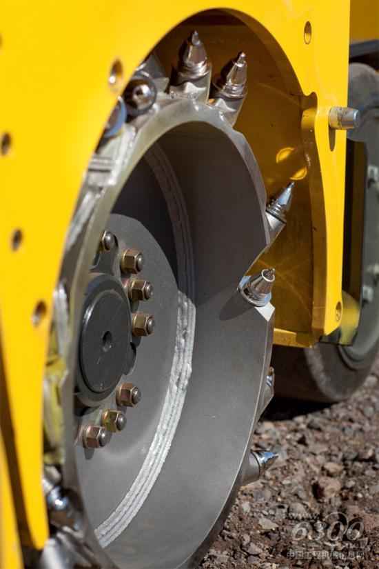 更厚的铣刨鼓壳体钢板;刀头在铣刨鼓上的位置经过精心布置;提供高铣刨切削力和理想的侧铣刨面