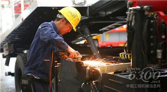 生产一线的工人(如东新媒体 陈斌 摄)