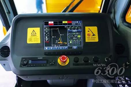 配备大镜面显示屏,行驶信息通过虚拟仪表界面显示。