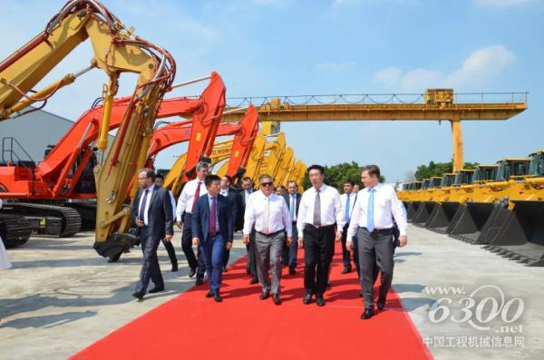 厦门海翼集团党委书记兼董事长张振斌陪同明尼哈诺夫总统访问团参观厦工设备