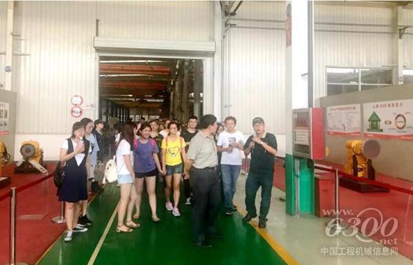 山东农业大学师生到<a href=//product.d1cm.com/brand/shantui/ target=_blank>山推</a>参观交流