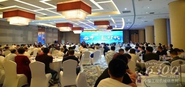 徐工集团<a href=//product.d1cm.com/qizhongji/ target=_blank>起重机械</a>事业部西安代表处主任周燕青汇报徐工近期发展情况