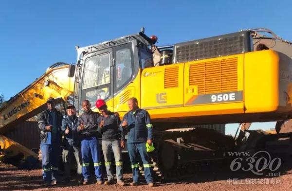 南非客户与<a href=//product.d1cm.com/brand/liugong/ target=_blank>柳工</a>950E大型<a href=//product.d1cm.com/wajueji/ target=_blank>挖掘机</a>合影