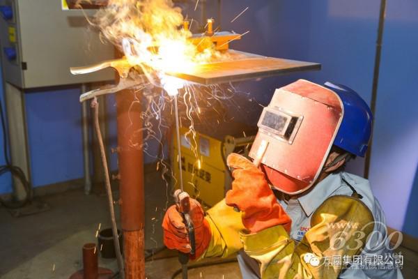 比赛中,各参赛选手充分发挥“敢于争先,勇作排头兵”的精神,以精湛的技术展示他们各自的风采。