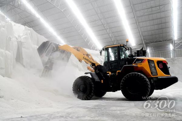 CLG856H加长臂<a href=//product.d1cm.com/zhuangzaiji/ target=_blank>装载机</a>进行化肥堆料