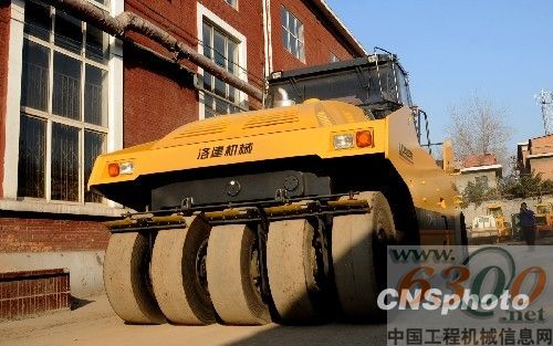 世界最重型全液壓輪胎壓路機在洛陽誕生
