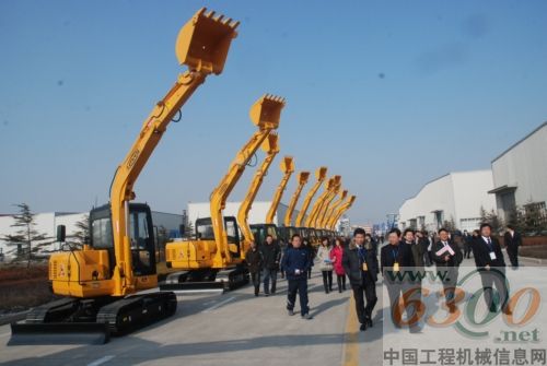 与会经销商参观福田雷沃重工青岛雷沃工厂厂区