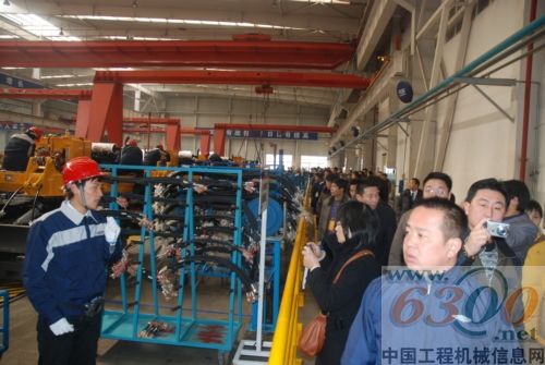 与会经销商参观青岛雷沃工厂厂区