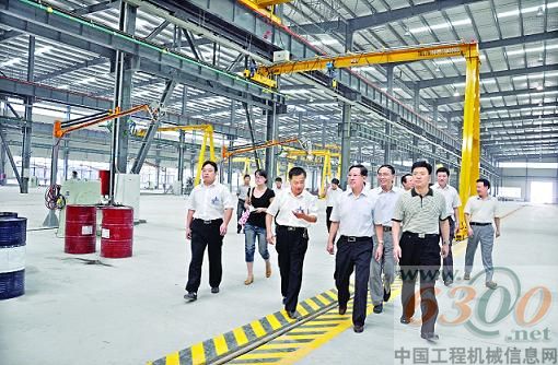 吴登昌副省长（前排左三）在土方机械公司党委副书记崔华云（前排左二）的陪同下视察渭南工业园总装车间