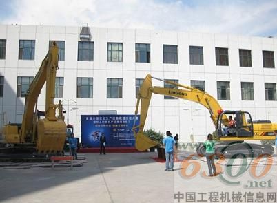 两台挖掘机同时进行比赛