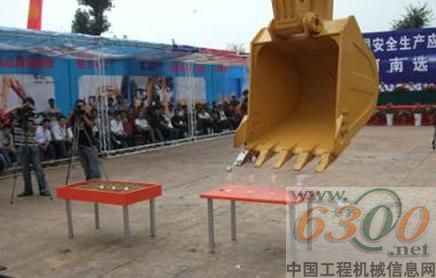 挖掘机投高尔夫球