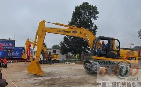 挖机跨越障碍栏