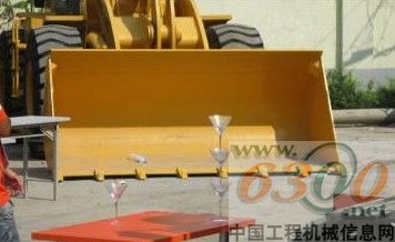 挖掘机叠香槟杯