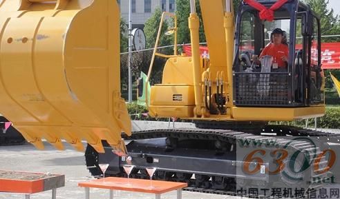 挖掘机投高尔夫球