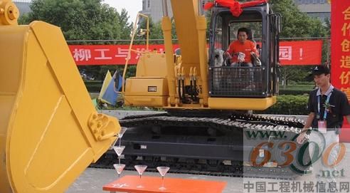 挖掘机叠香槟杯