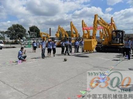 挖掘机踢足球比赛