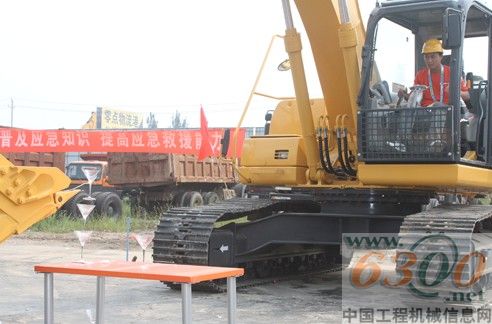 柳工挖掘机叠香槟